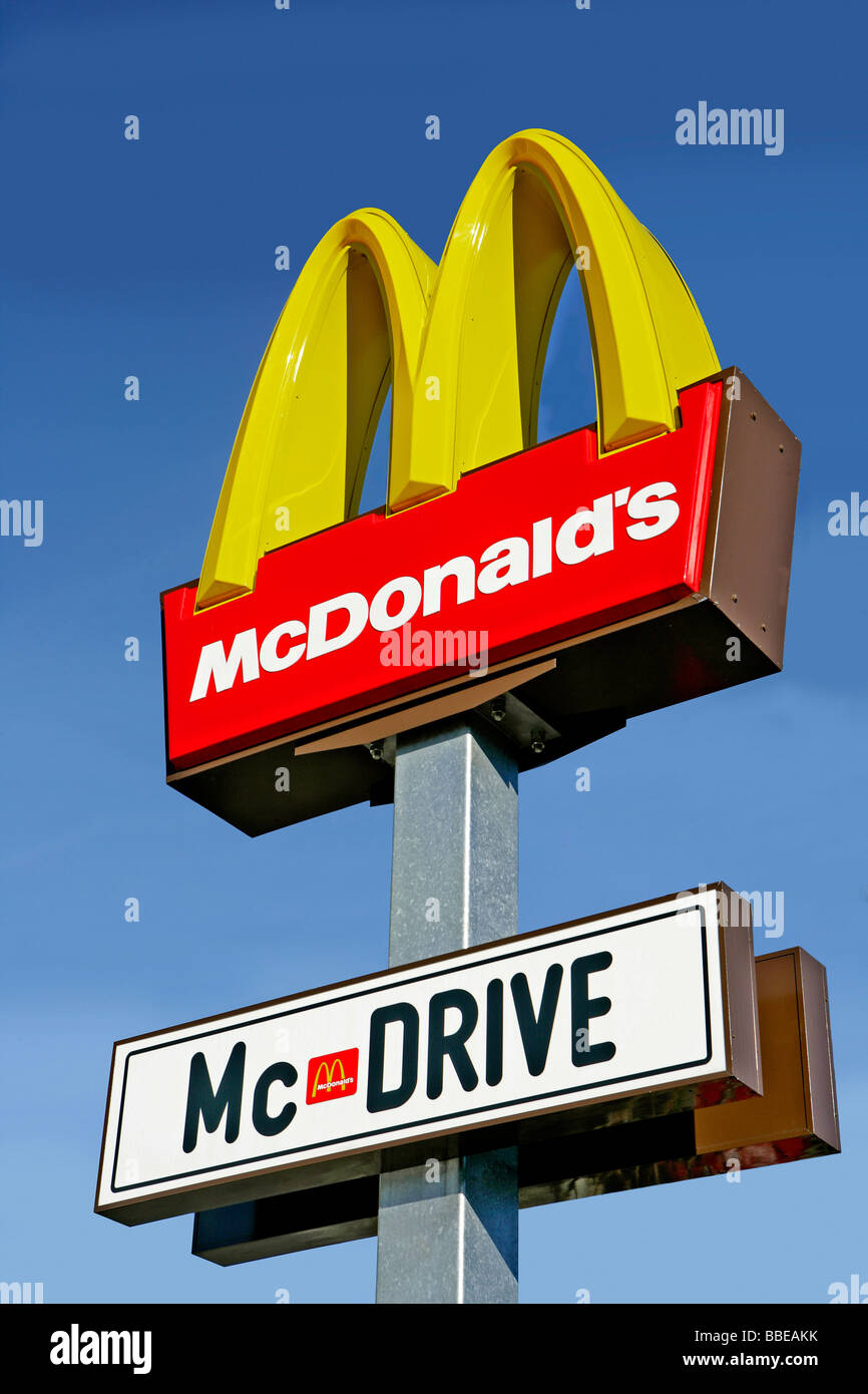 Mcdrive sign with mcdonalds logo immagini e fotografie stock ad alta