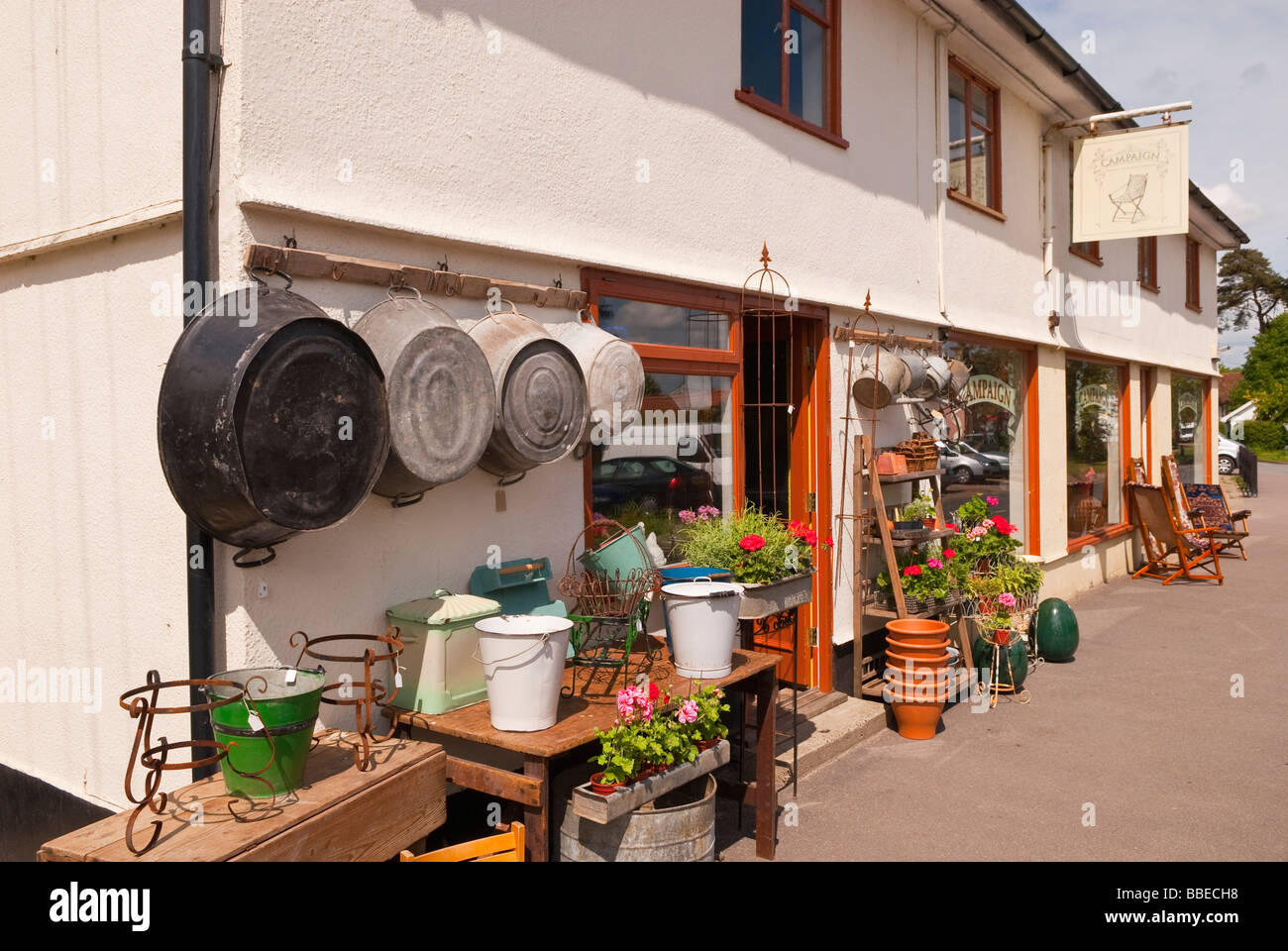 La campagna shop negozio vendita usati elementi di giardinaggio ecc. nel villaggio di Peasenhall,Suffolk, Regno Unito Foto Stock