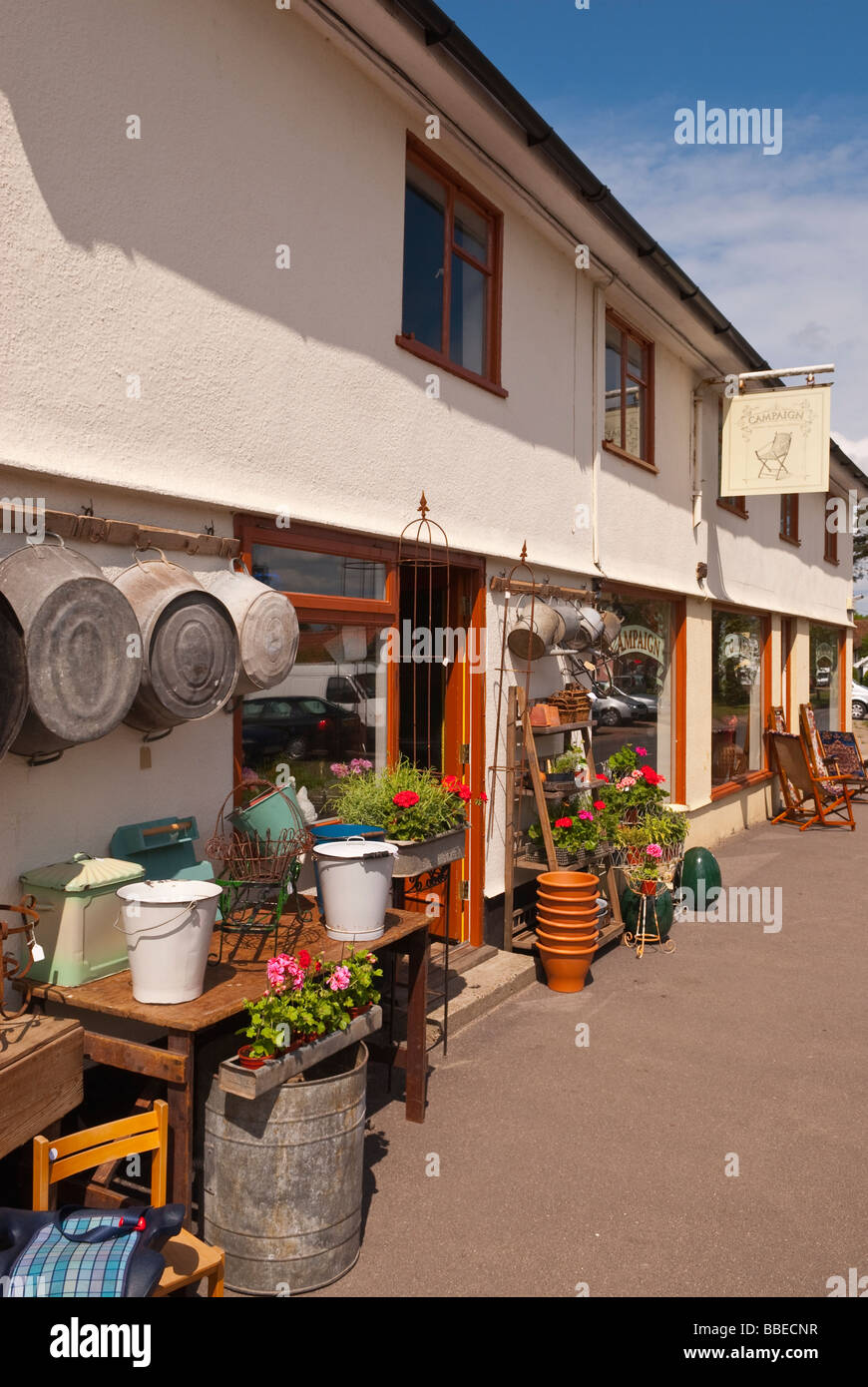 La campagna shop negozio vendita usati elementi di giardinaggio ecc. nel villaggio di Peasenhall,Suffolk, Regno Unito Foto Stock