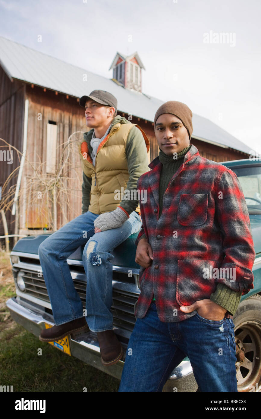 Due giovani uomini da un vecchio camioncino in una fattoria a Hillsboro, Oregon, Stati Uniti d'America Foto Stock