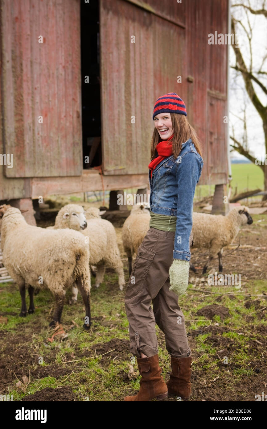 Ragazza con un gregge di pecore in una fattoria a Hillsboro, Oregon, Stati Uniti d'America Foto Stock