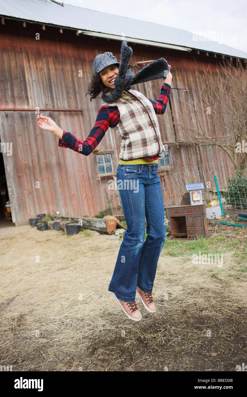 Ragazza adolescente in una fattoria di saltare in aria, Hillsboro, Oregon, Stati Uniti d'America Foto Stock