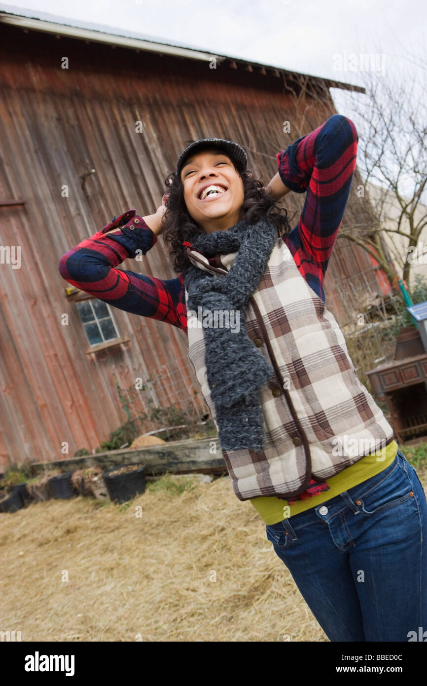 Ragazza adolescente in una fattoria a Hillsboro, Oregon, Stati Uniti d'America Foto Stock