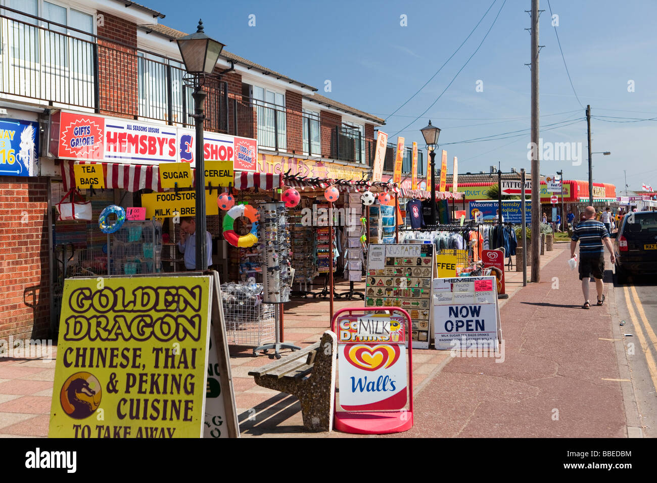 Regno Unito Inghilterra Norfolk Hemsby Beach Road delle bancarelle che vendono souvenir più economici Foto Stock