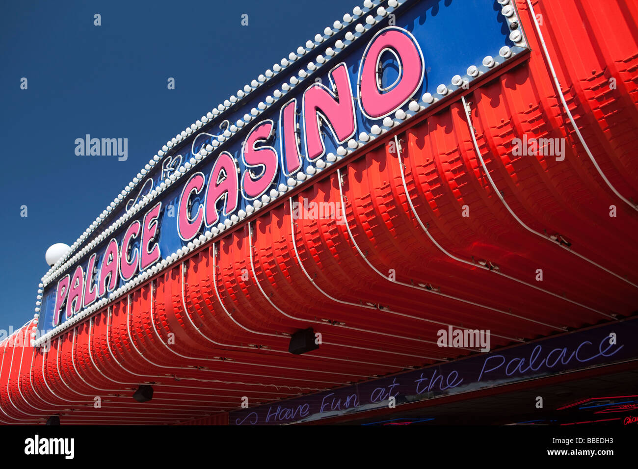 Regno Unito Inghilterra Norfolk Hemsby Beach Road colorato Palace Casino divertimento arcade in estate Foto Stock