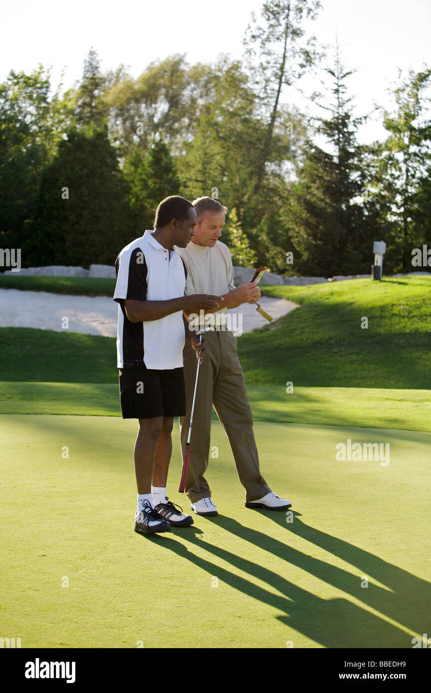 Gli uomini che giocano a golf, Burlington, Ontario, Canada Foto Stock