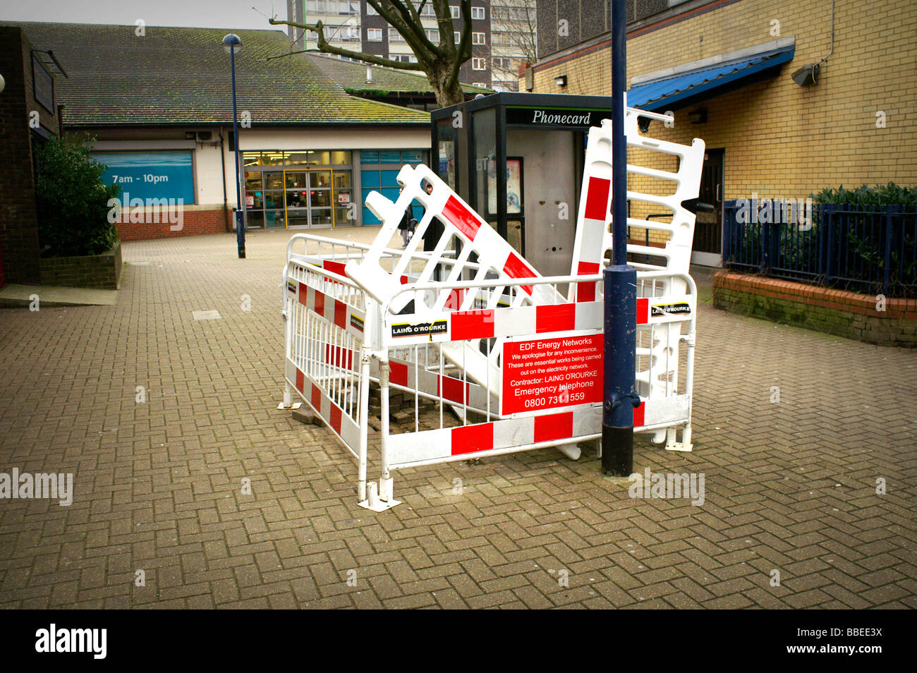 La salute e la sicurezza del paradosso. Molte barriere erette intorno al telefono rotto box. Londra Foto Stock