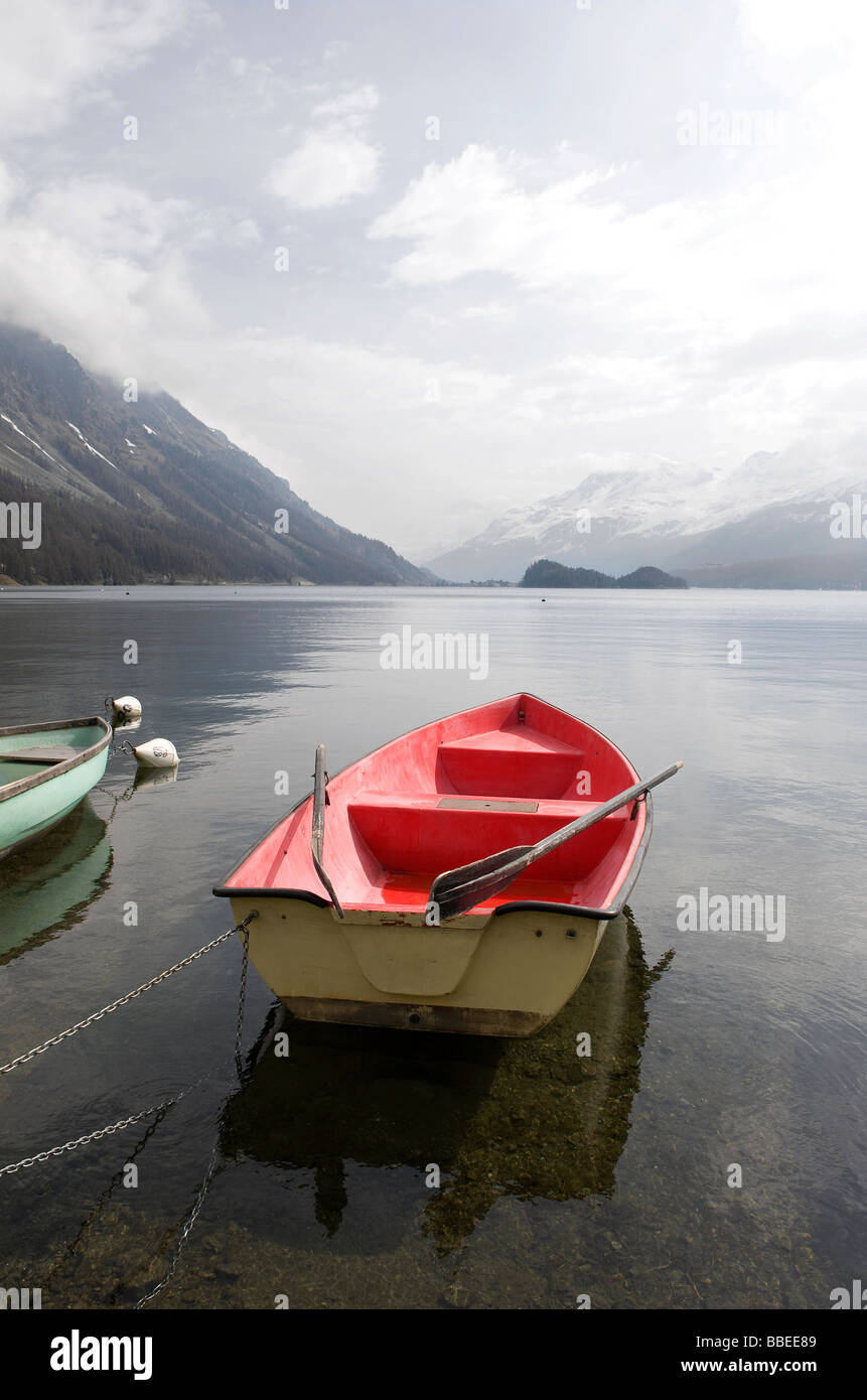 Rosso barca a remi sul lago silvaplauna, Svizzera Foto Stock