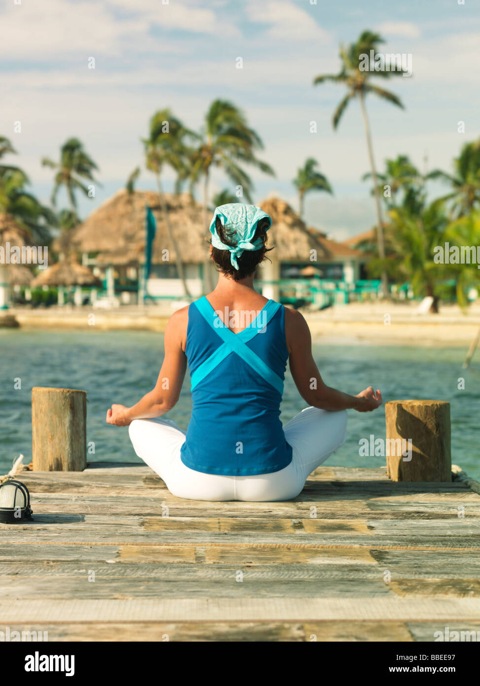 Donna fare yoga sul Dock in Belize Foto Stock