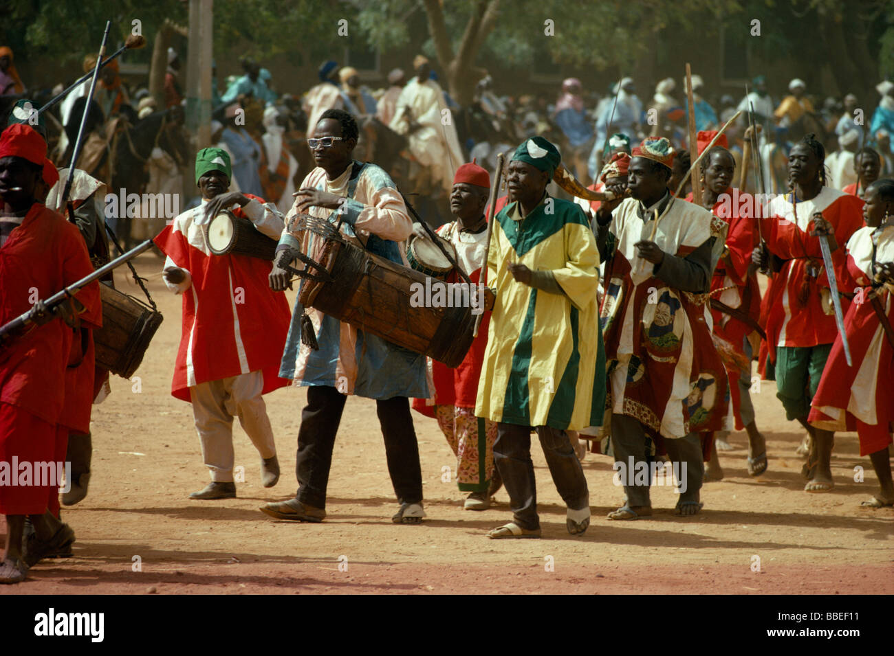 La Nigeria West Africa Katsina musicisti in processione per Salah giorno in costume di tamburi a cerimonia fine del Ramadan Foto Stock