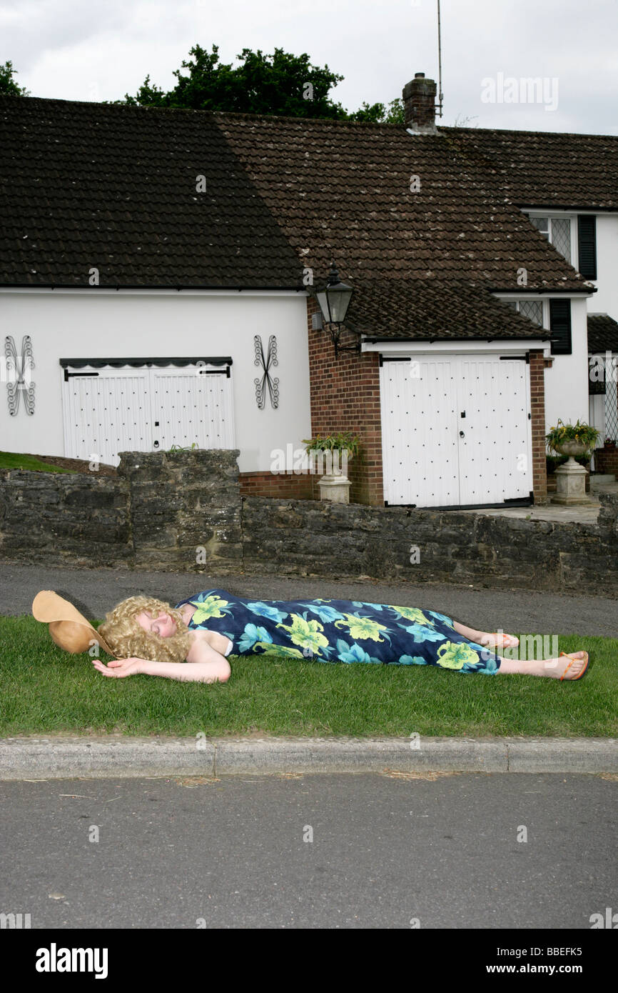 Donna inconscio al lato della strada Foto Stock