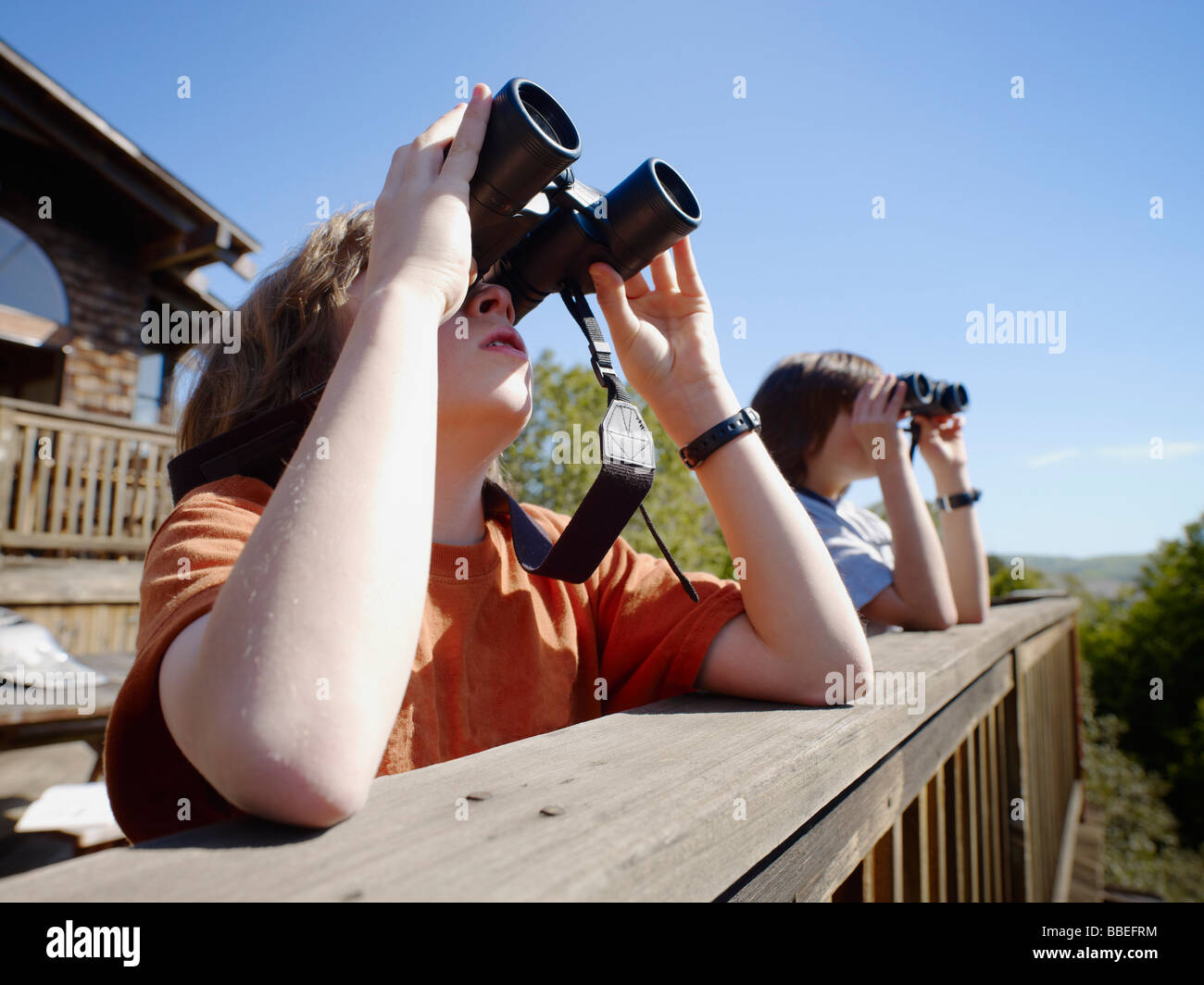 Ragazzi guardando attraverso il binocolo Foto Stock