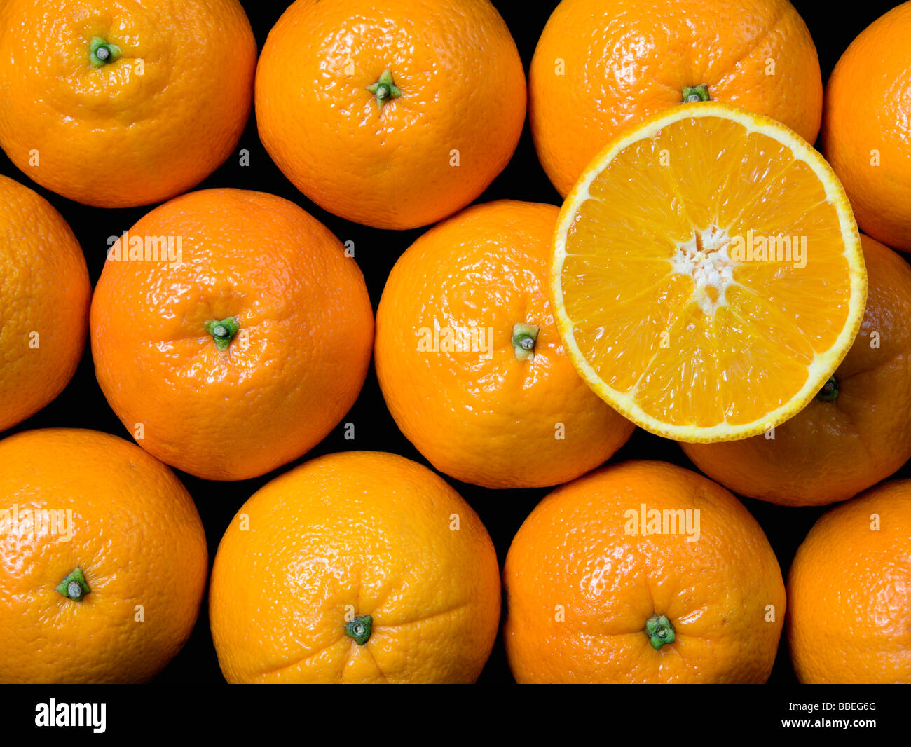 Il cibo gli agrumi una vista aerea verso il basso su un gruppo di arance con un affettato aperto sulla parte superiore degli altri. Foto Stock