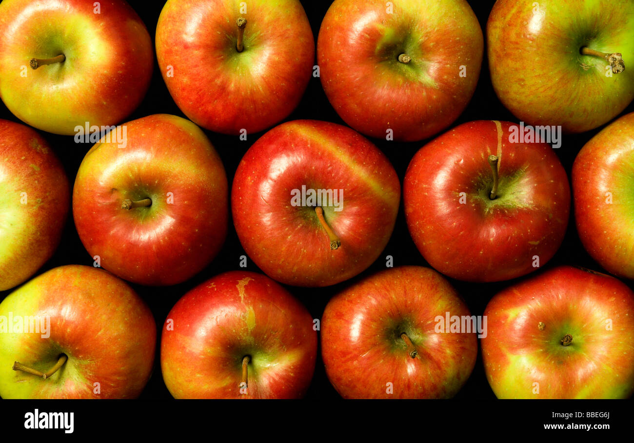 Il cibo gli agrumi una vista aerea verso il basso su un gruppo di mele rosse. Foto Stock