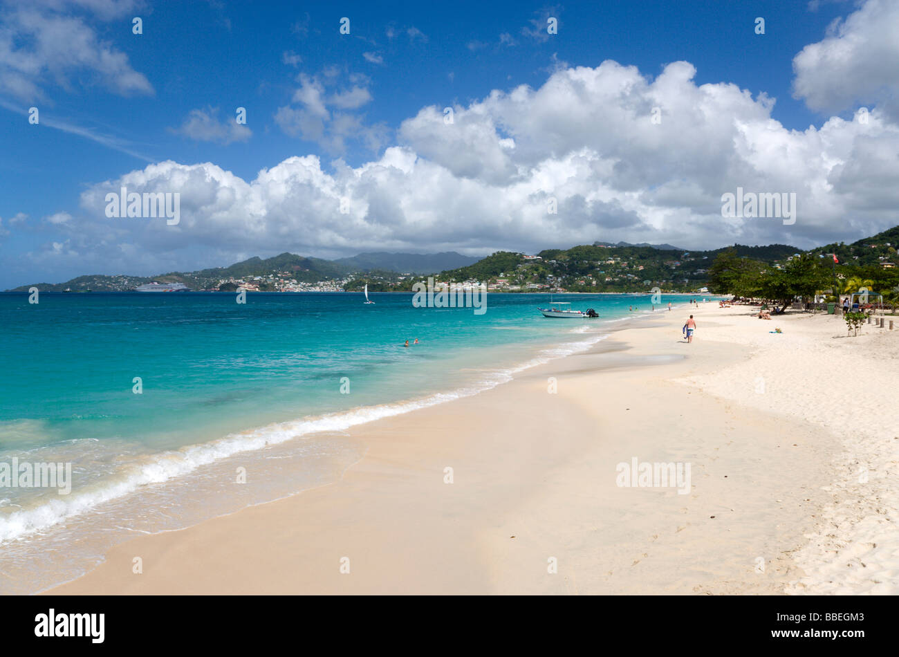 WEST INDIES Grenada Caraibi St George Grand Anse Beach onde del mare aquamarine sulla rottura di due miglia. La gente sulla spiaggia Foto Stock