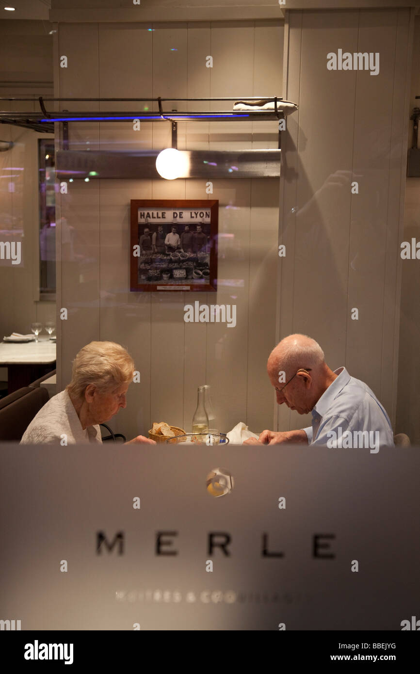 Vecchia coppia in pensione in Merle ristorante di pesce a Les Halles de Lyon Paul Bocuse mercato Gourmet Lyon Rodano Alpi Francia Foto Stock
