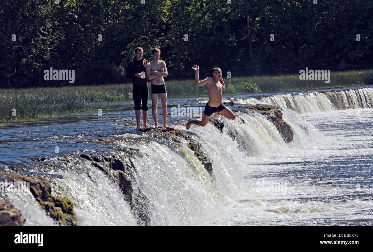 Ragazzi salto in Ventas Rumba cascate nella città Kuldiga Kurzeme Lettonia Foto Stock