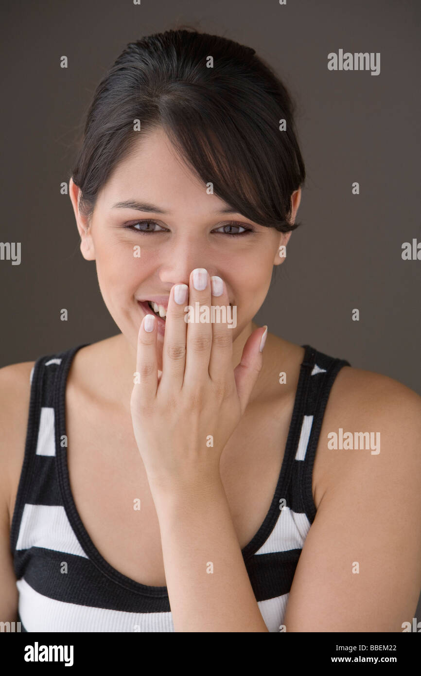 Donna con la mano la bocca di copertura Foto Stock