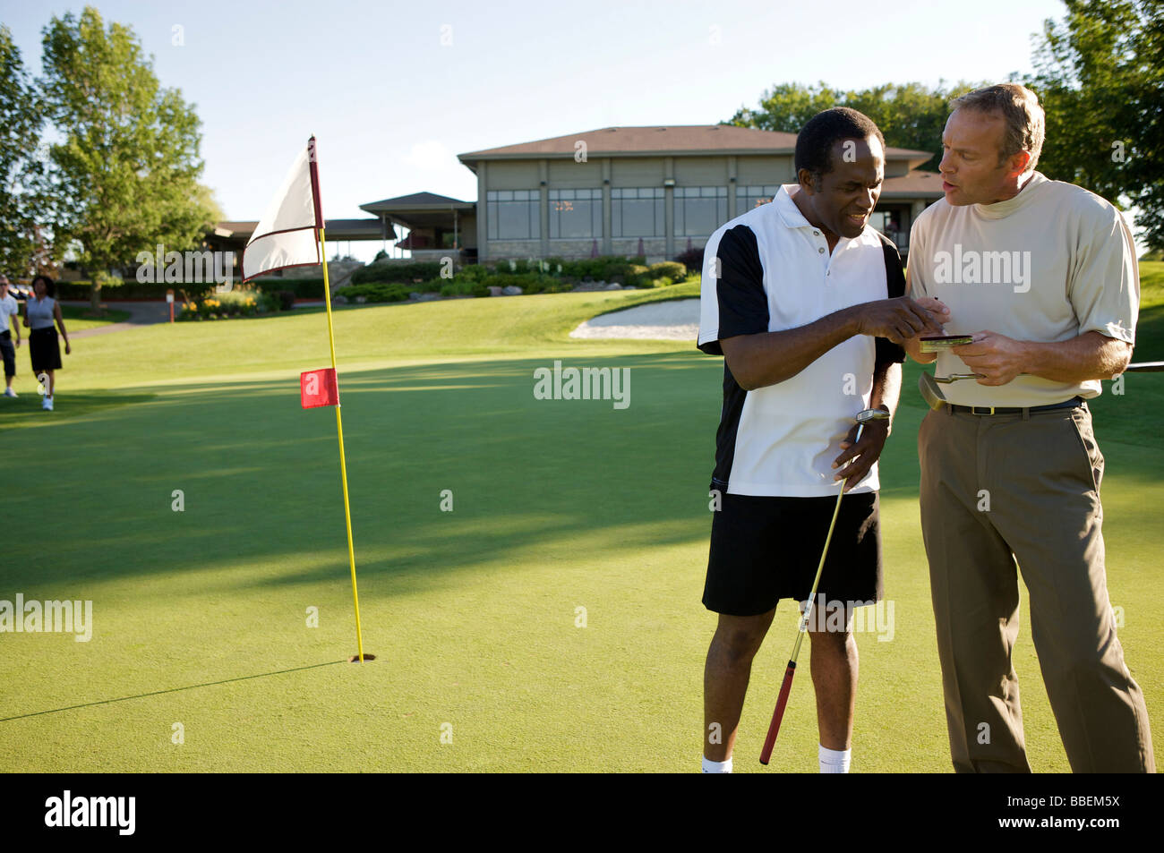 I golfisti guardando score card, Burlington, Ontario, Canada Foto Stock