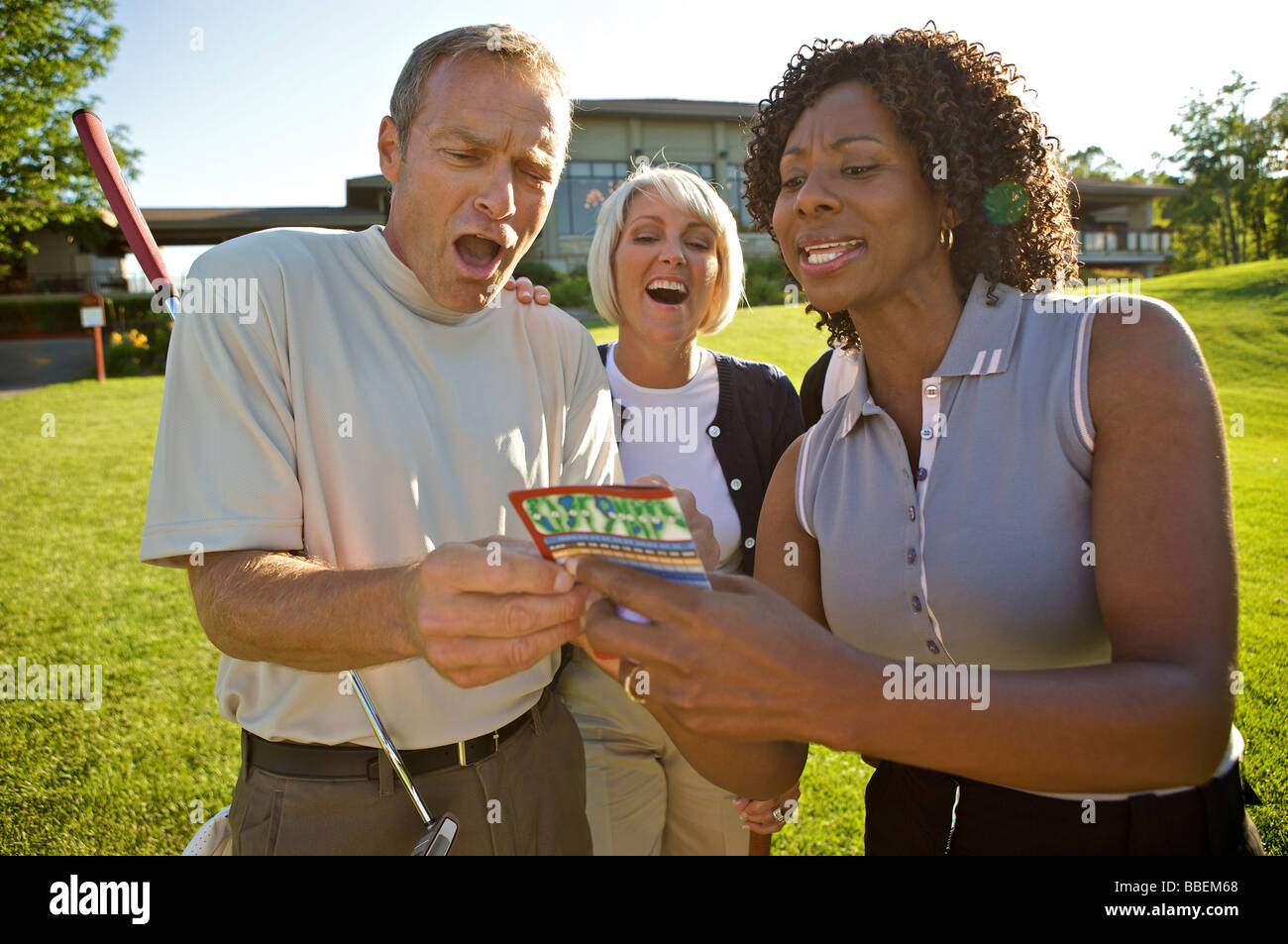 I golfisti guardando score card, Burlington, Ontario, Canada Foto Stock