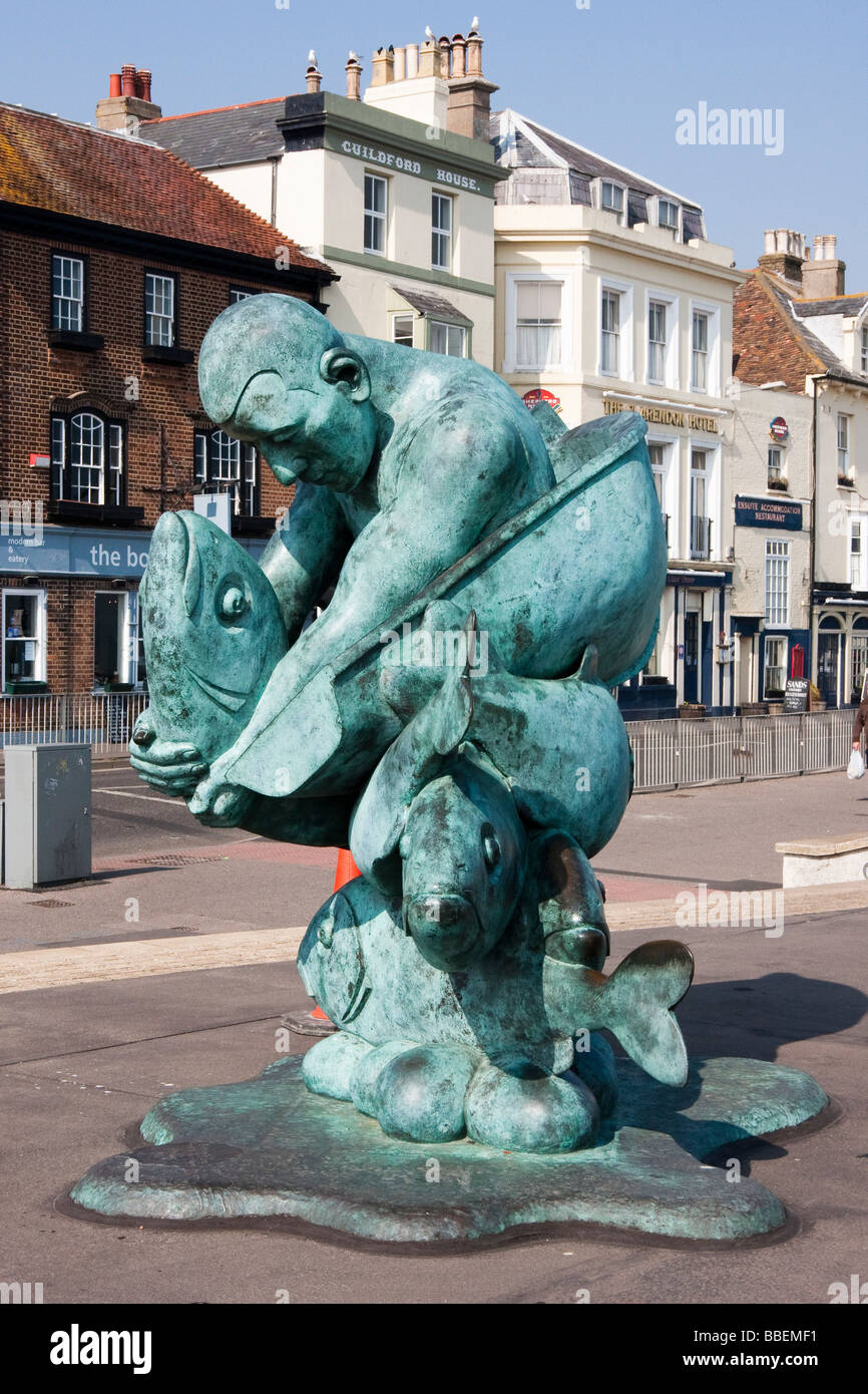 La fusione in bronzo di un pescatore all'ingresso del molo di trattativa Foto Stock