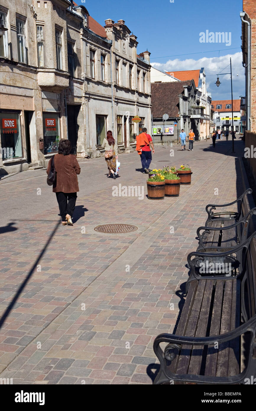 Strada pedonale nel centro della città di Kuldiga in Kurzeme Lettonia Foto Stock