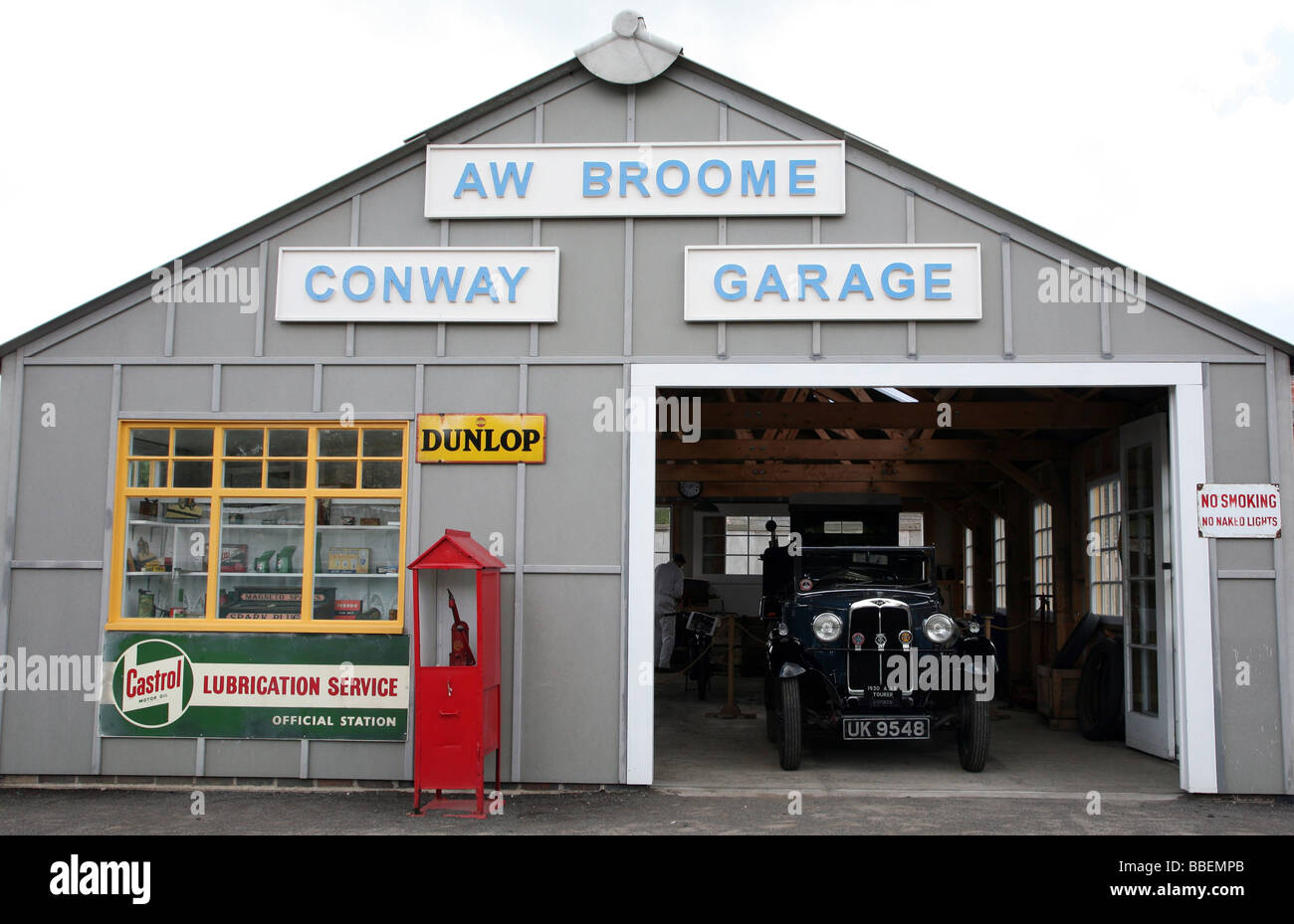 Stile anni trenta in garage in Black Country Living Museum in W Midlands Foto Stock