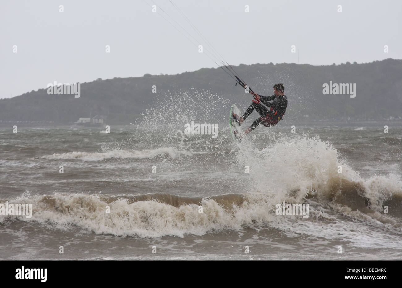 Kite surfer a Swansea Bay, nel Galles del Sud. Foto Stock