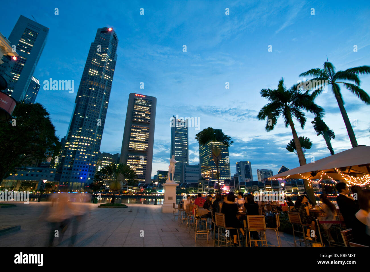 Skyline di Singapore Raffles statua street cafe Sud Est Asiatico twilight Singapur Foto Stock