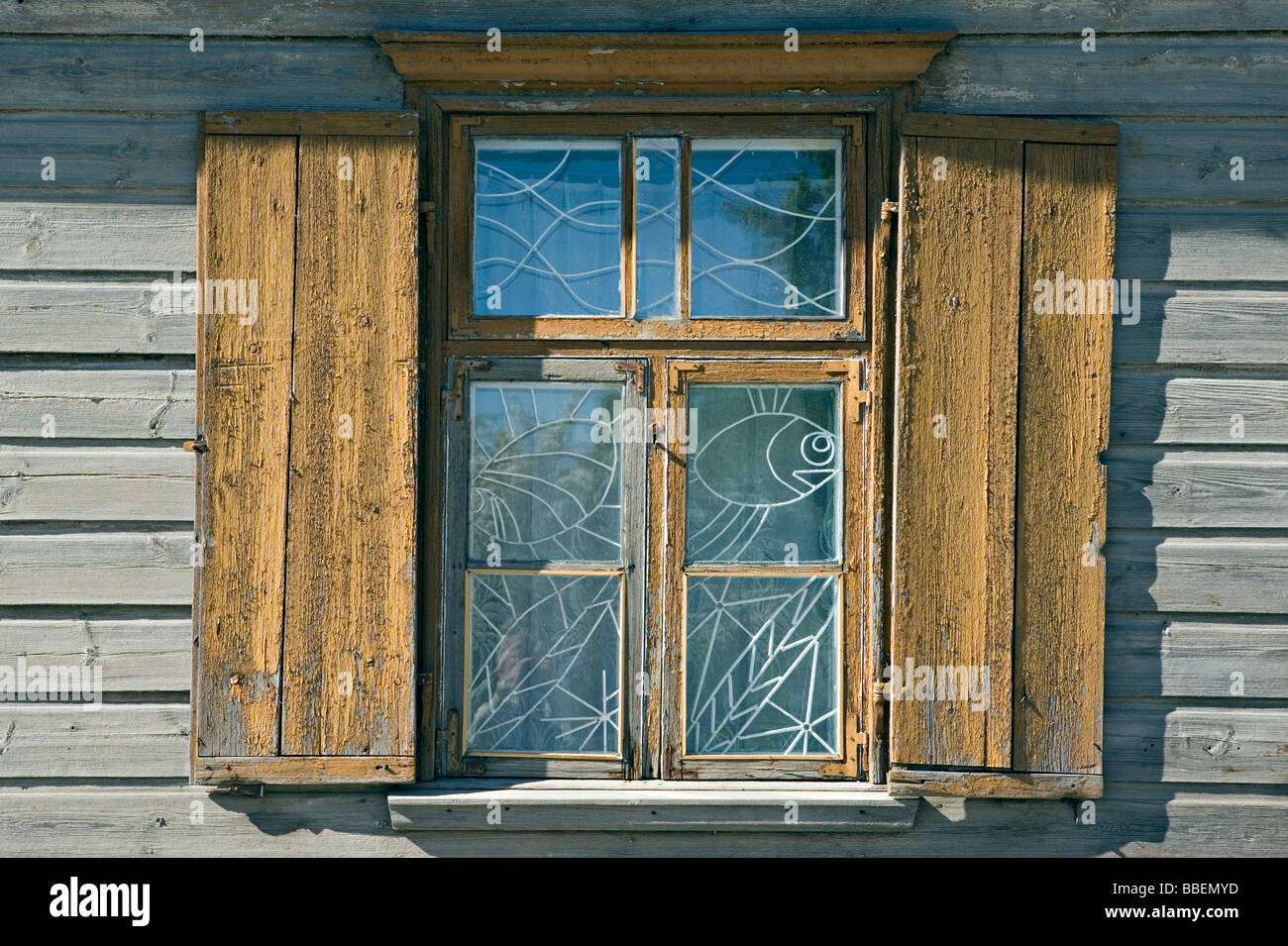 Ornati in lamiera di Windows nella parte vecchia della città Kuldiga in Kurzeme Lettonia Foto Stock