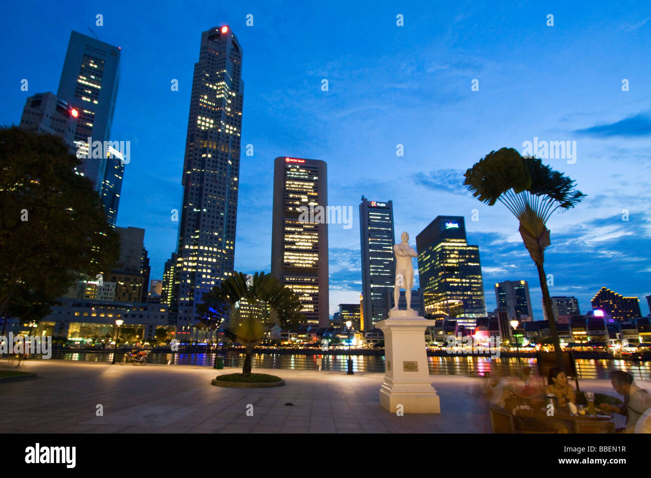 Skyline di Singapur Raffles statua del Sud Est Asiatico twilight Singapore Foto Stock