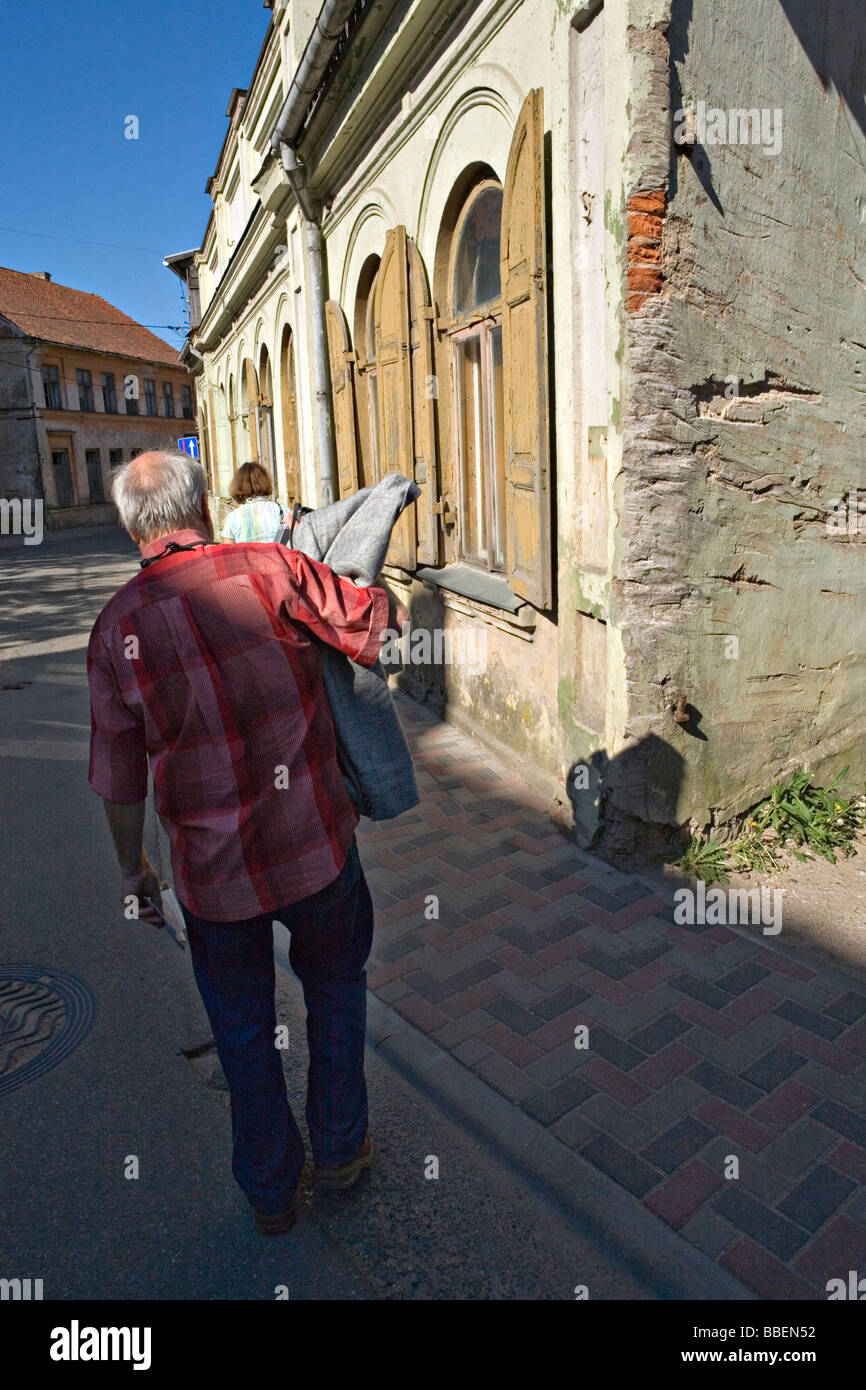 Vecchie case tradizionali in città Kuldiga in Kurzeme Lettonia Foto Stock