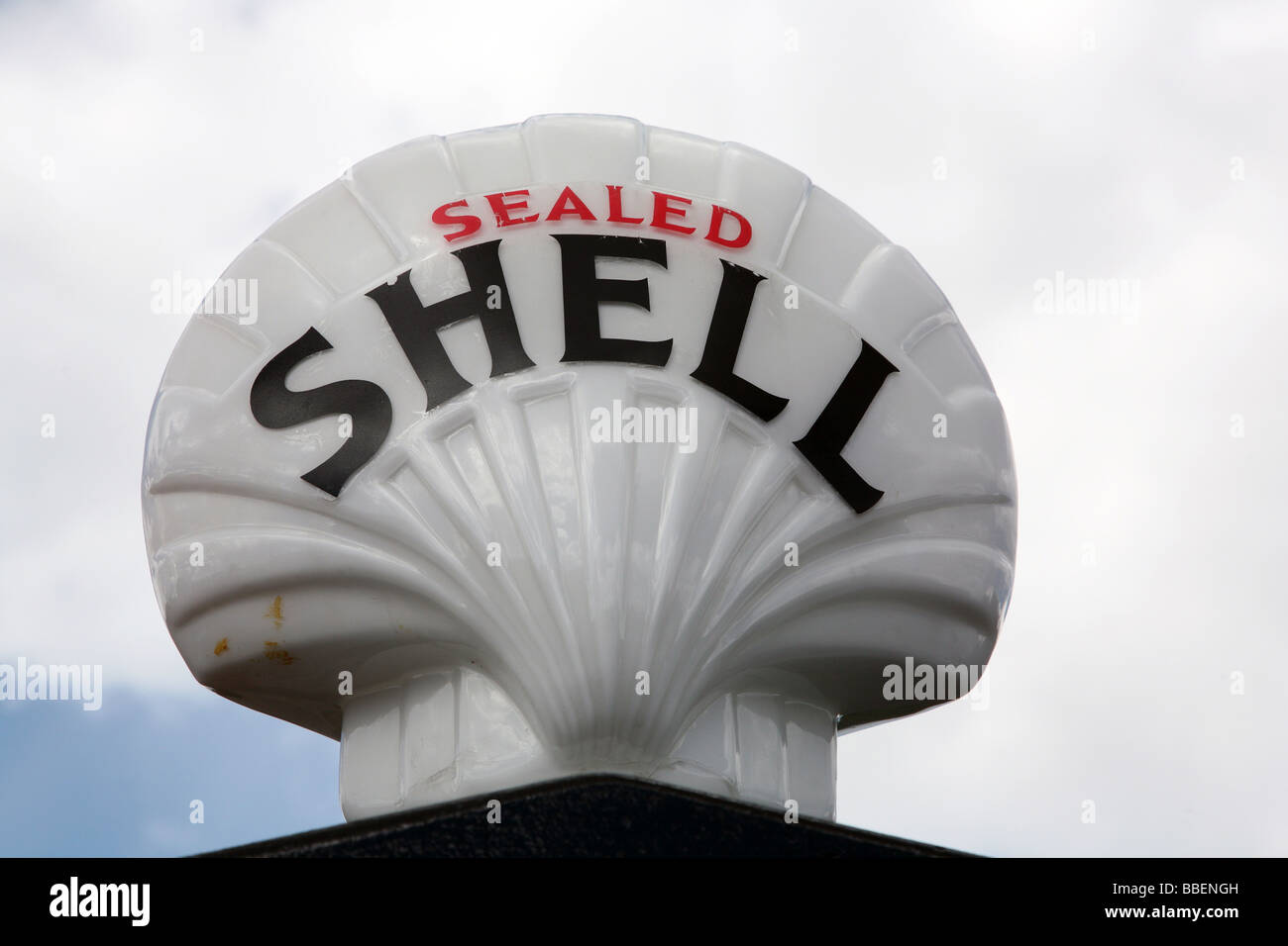 In vecchio stile shell segno sulla pompa benzina Foto Stock