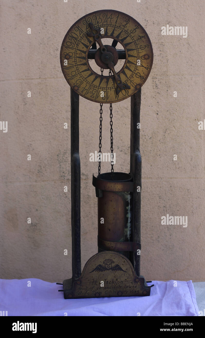 Riproduzione di inglese antico orologio ad acqua Foto stock - Alamy
