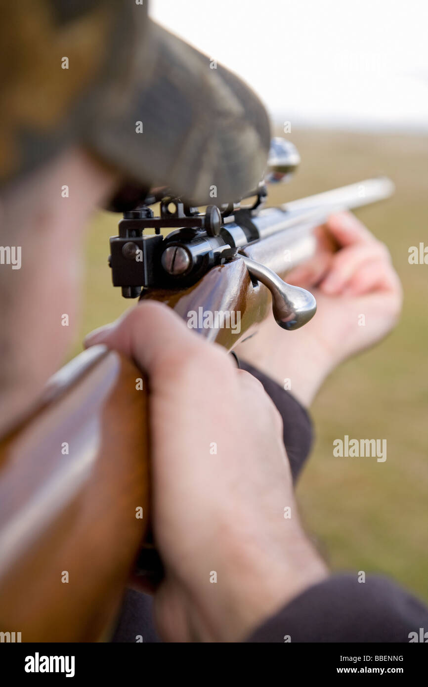 Tiro al bersaglio un bullone-azione 22 fucile vicino a Davenport, Washington. Foto Stock
