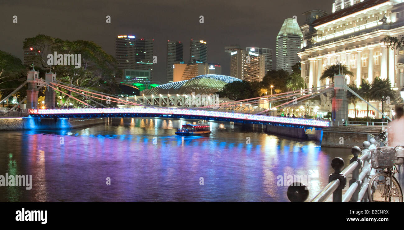 Fiume Singapur passerella Cavenagh bridge Hotel Fullerton Skyline di Singapur Sud Est asiatico al crepuscolo Foto Stock