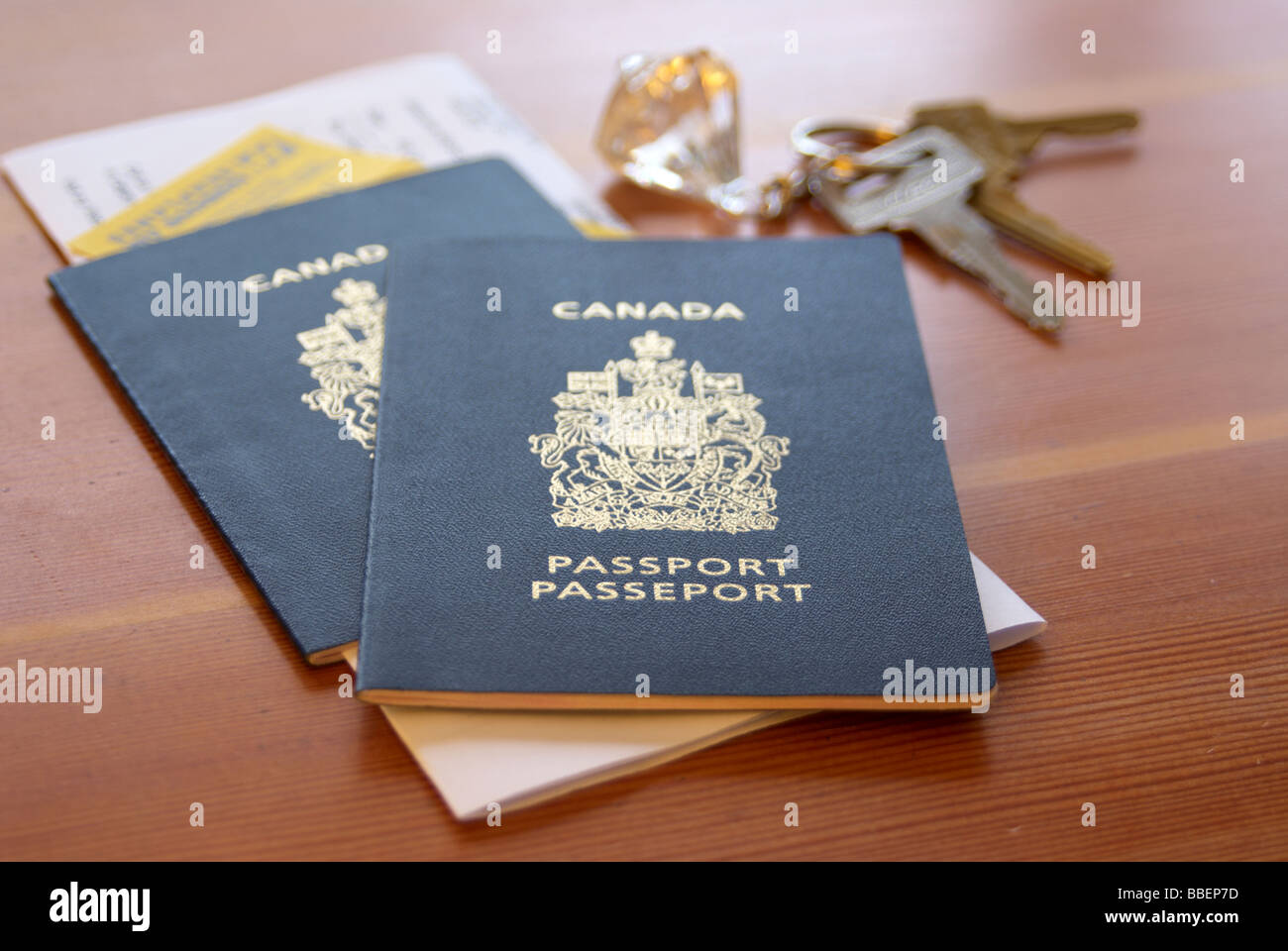 Due passaporti canadesi con il portachiavi e documenti Foto Stock