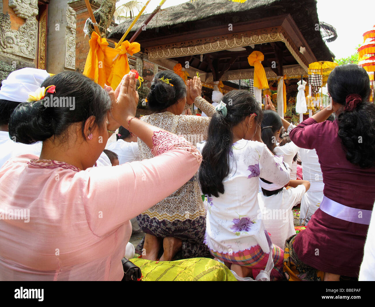 Gli indù pregano in Mas durante Koningan Ceremoy Bali Indonesia Foto Stock