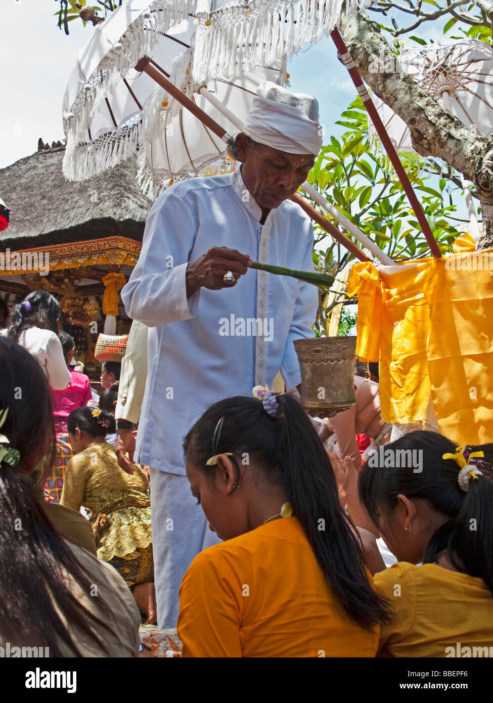 Gli indù nel tempio sacerdote Koningan Ceremoy Bali Indonesia Foto Stock