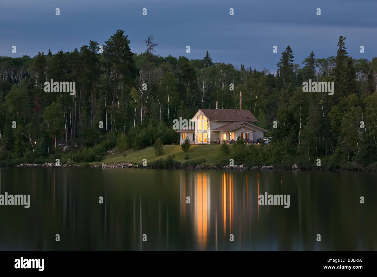 Cottage di notte, trota lago, vicino a Thunder Bay, Ontario Foto Stock