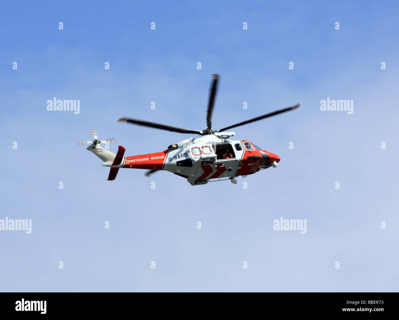 HM guardacoste hoovering in elicottero su porta di Durdle, Dorset Foto Stock