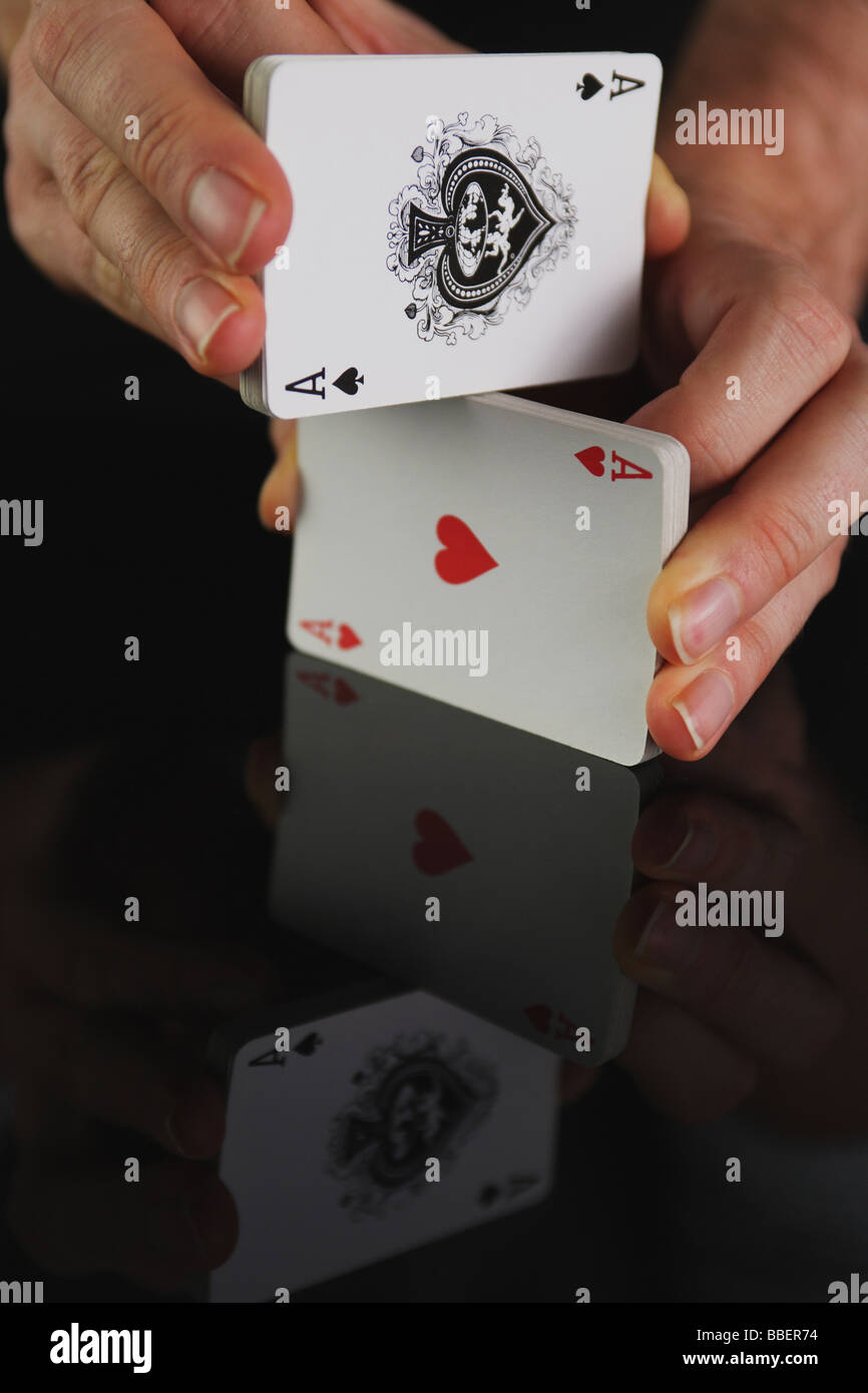 Mani shuffling mazzo di carte da gioco Foto Stock