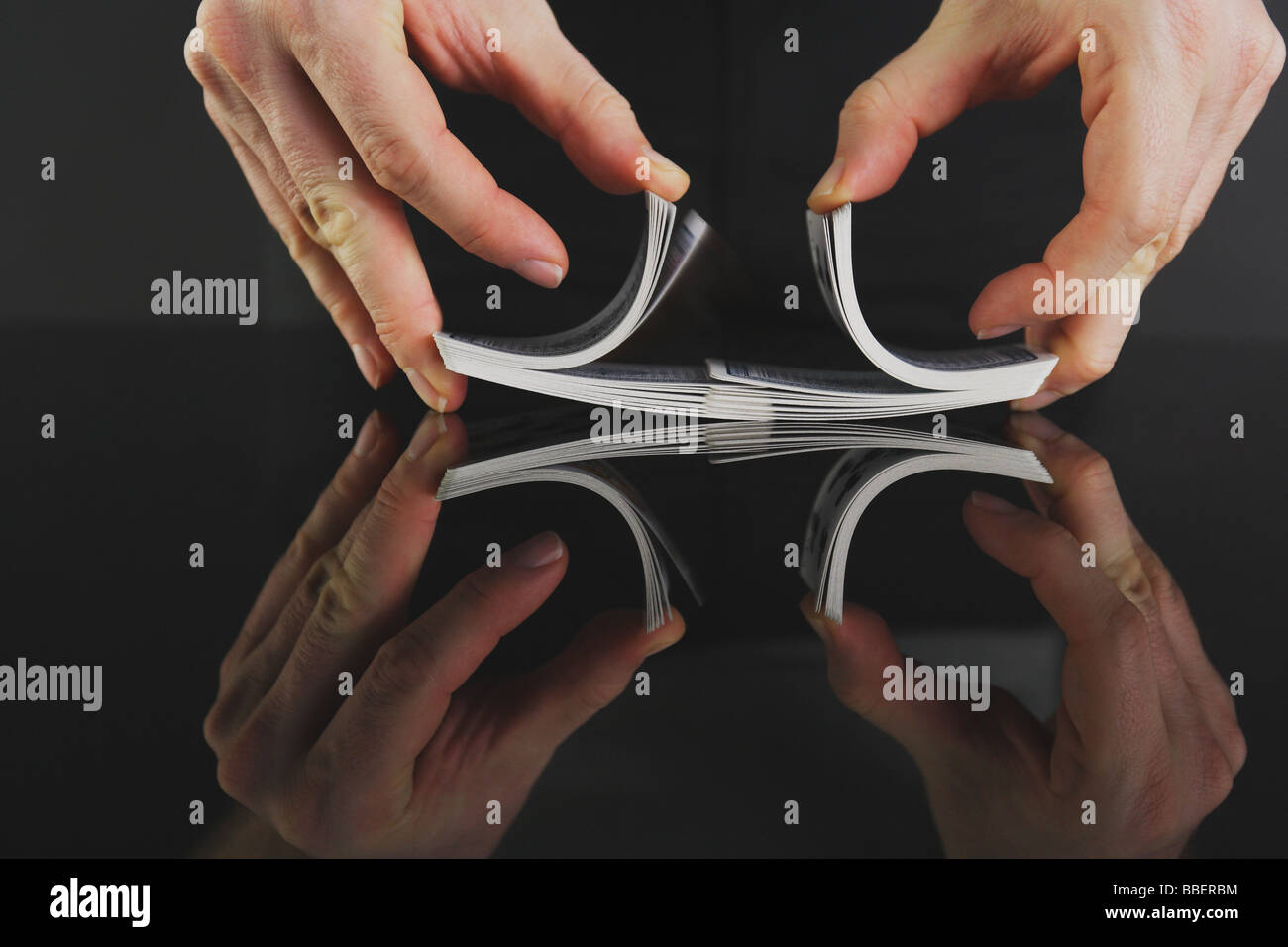 Mani shuffling mazzo di carte da gioco Foto Stock