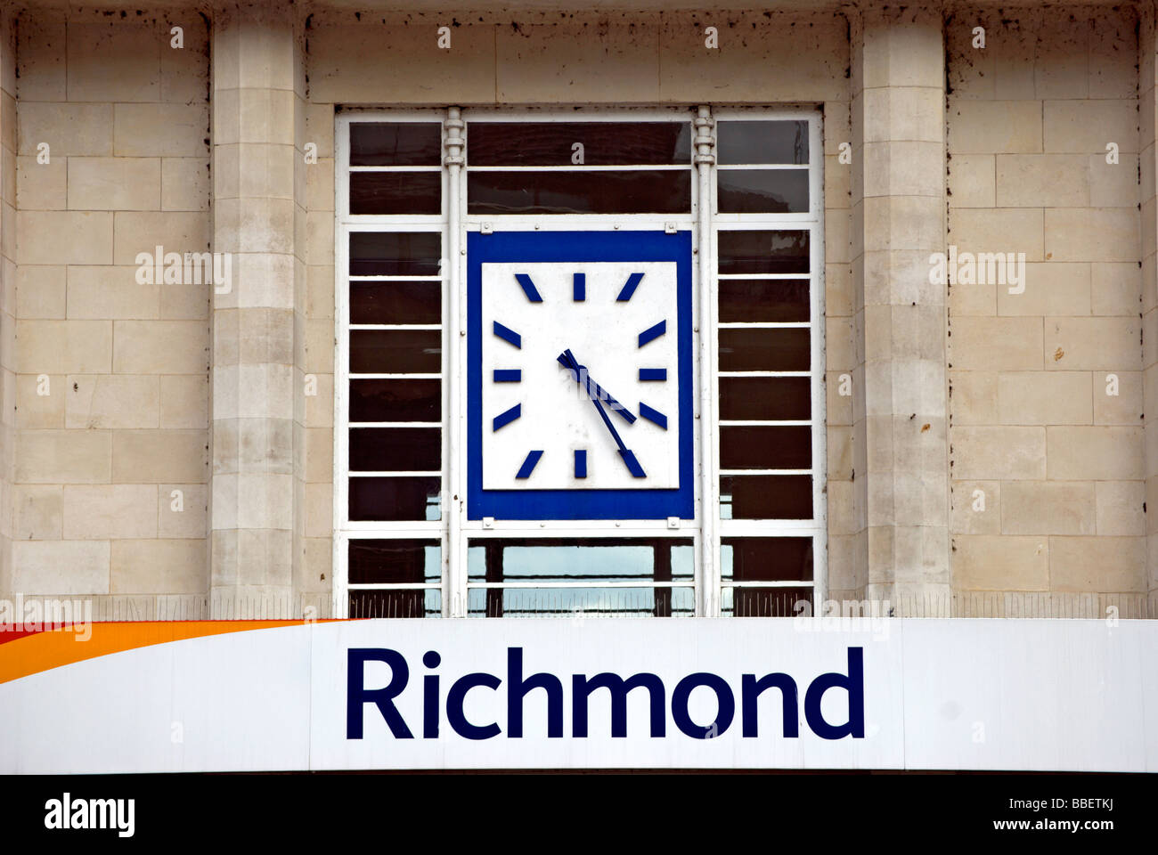 Art deco clock e particolare della facciata di richmond stazione ferroviaria, Surrey, Inghilterra Foto Stock