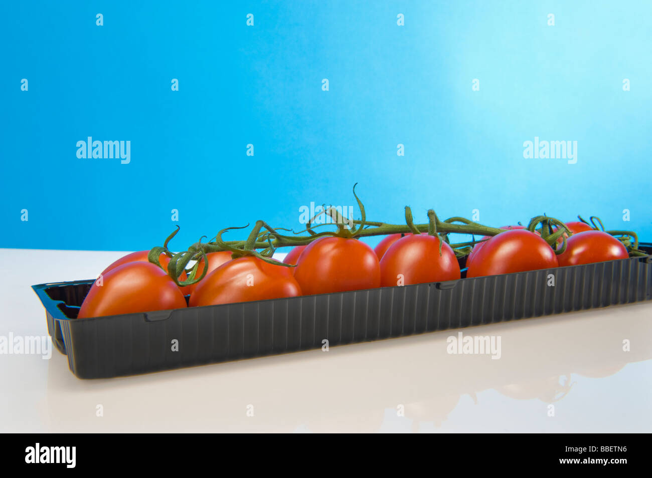 I pomodori san marzano panicle in nero scatola per la vendita rosso verde nero sfondo bianco plumtomatoes assaggiate gustose salute sano bella mini cibo Foto Stock