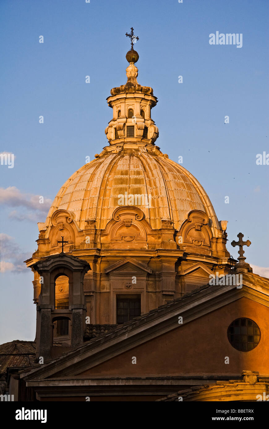 Cupola di una chiesa di Roma in Italia Foto Stock