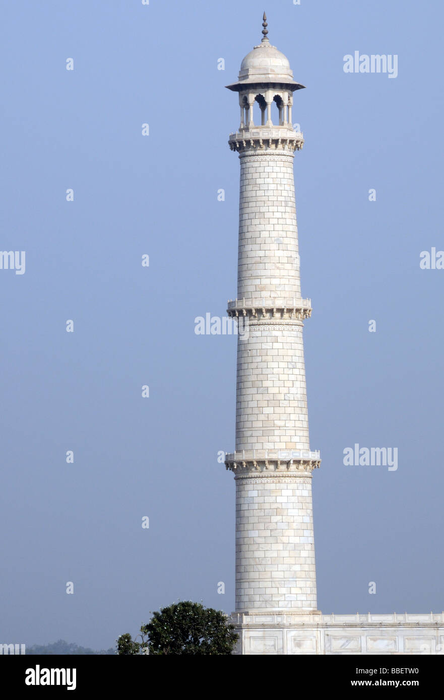 Uno dei quattro minareti situati uno in corrispondenza di ciascun angolo del Taj Mahal. Foto Stock