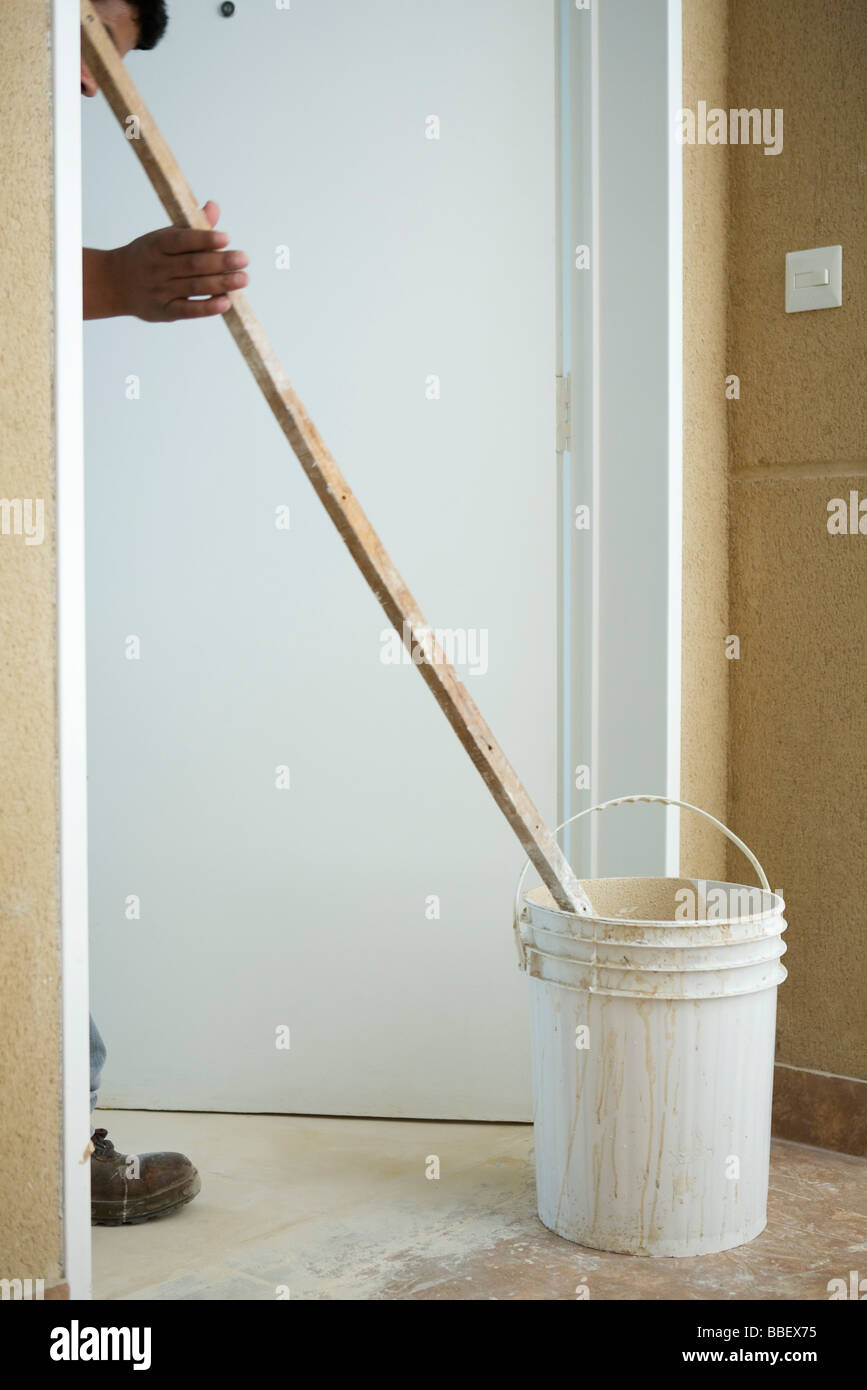 Lavoratore benna miscelatrice di gesso Foto Stock