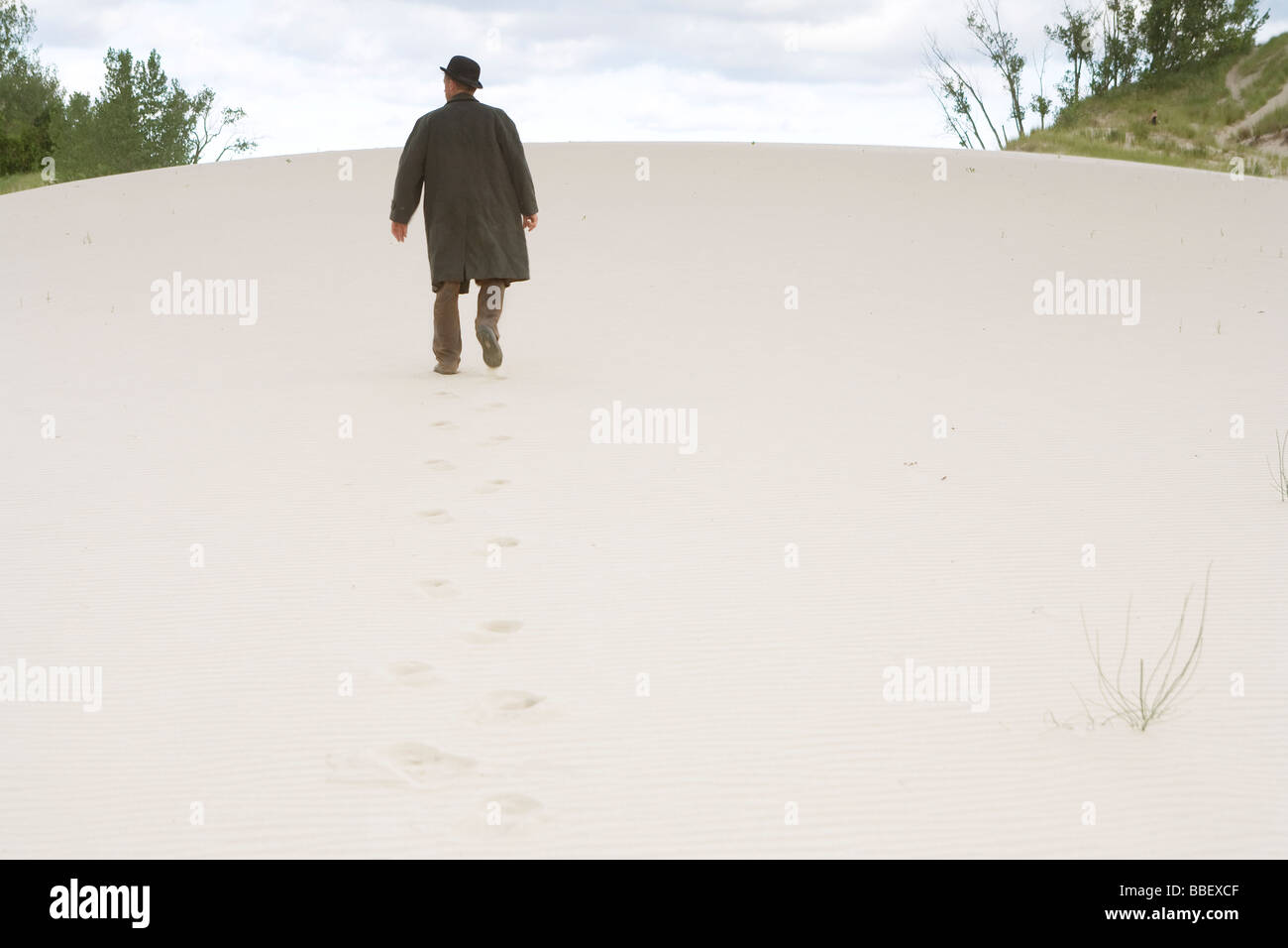 Uomo che cammina in Warren Dunes State Park, Michigan Foto Stock