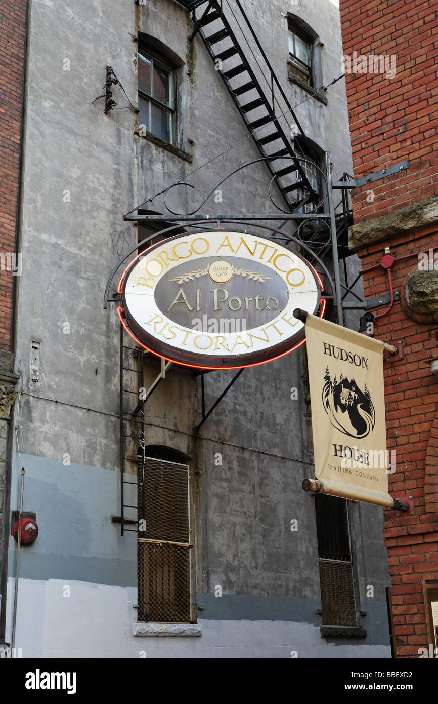 Segni appeso sopra il marciapiedi occupato del quartiere Gastown Vancouver British Columbia Canada. Foto Stock